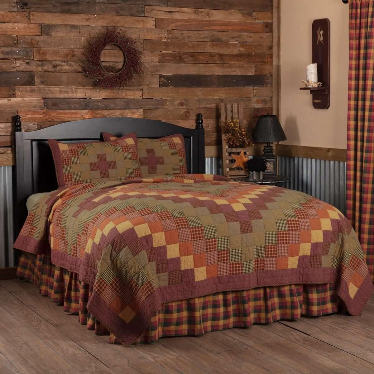 Heritage Farms Queen Quilt Set; 1-Quilt 90Wx90L w/2 Shams 21x27 VHC Brands